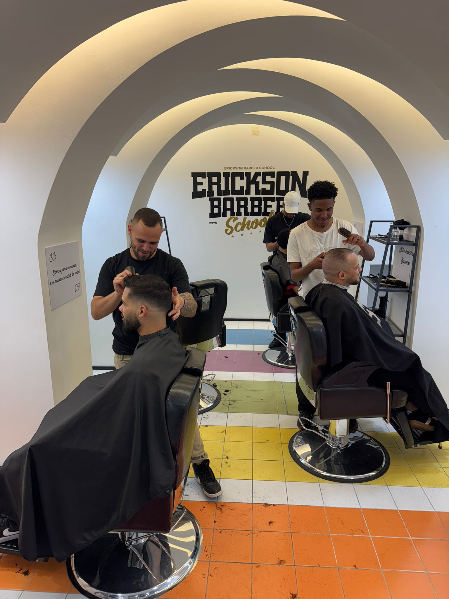 Alunos em prática de corte de cabelo